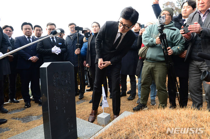 [창원=뉴시스] 차용현 기자= 한동훈 국민의힘 비상대책위원장이 10일 오전 경남 창원시 국립 3.15민주묘지를 찾아 참배하고 희생자 묘비를 둘러보고 있다. 2024.01.10.con@newsis.com