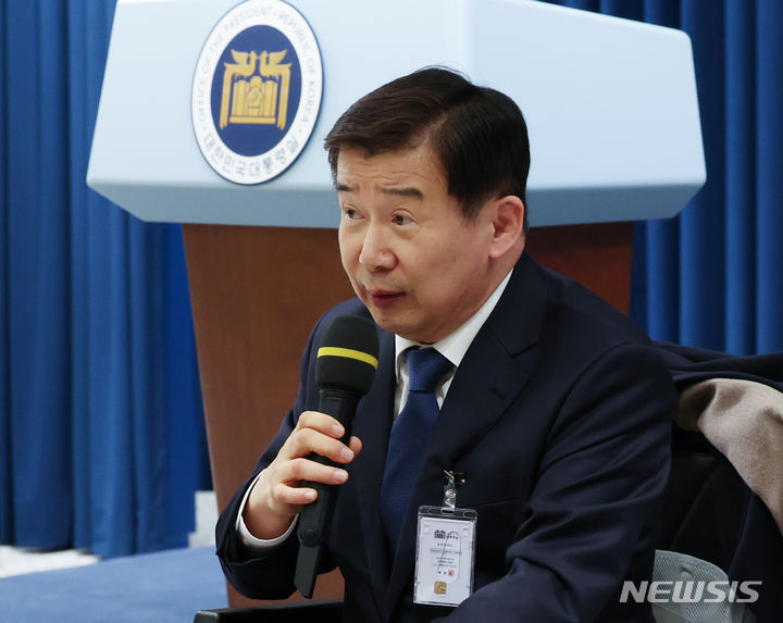 [서울=뉴시스] 조수정 기자 = 유철환 신임 국민권익위원장 내정자가 10일 서울 용산 대통령실 청사에서 열린 인사 관련 브리핑에서 소감을 밝히고 있다. 2024.01.10. chocrystal@newsis.com