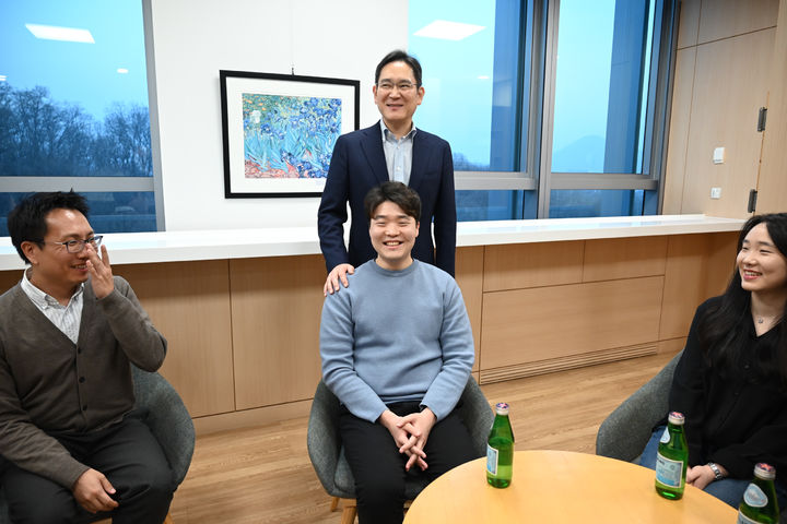 [서울=뉴시스] 이재용 삼성전자 회장이 10일 서울 우면동 삼성리서치에서 연구원들과 간담회를 가진 뒤 기념촬영 하고 있다. (사진=삼성 제공) 2024.01.10. photo@newsis.com *재판매 및 DB 금지