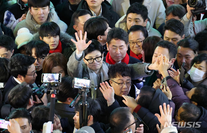 [부산=뉴시스] 하경민 기자 = 한동훈 국민의힘 비상대책위원장이 10일 오후 부산 중구 비프광장을 방문, 시민들과 인사하고 있다. 2024.01.10. yulnetphoto@newsis.com