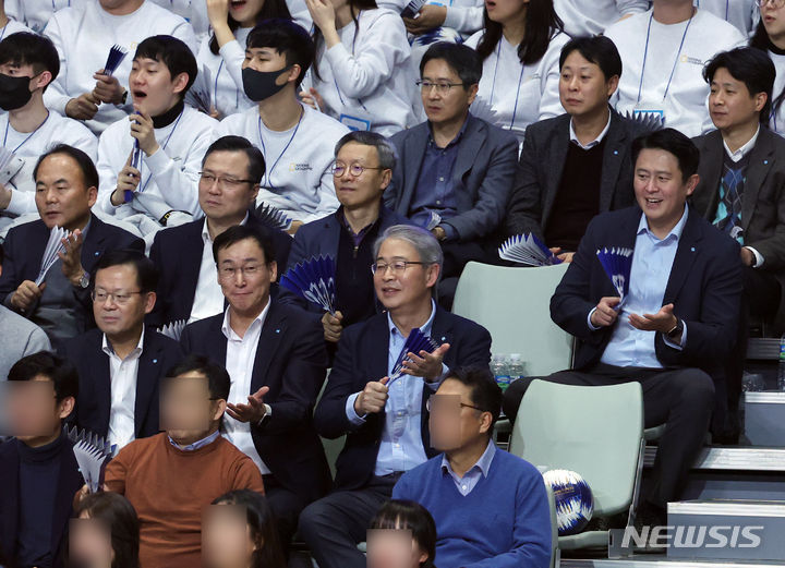 [서울=뉴시스] 고승민 기자 = 10일 서울 장충체육관에서 열린 2023-2024 V리그 남자부 4라운드 우리카드 대 OK금융그룹 경기, 임종룡 우리금융지주 회장과 임직원들이 경기를 관람하고 있다. 2024.01.10. kkssmm99@newsis.com