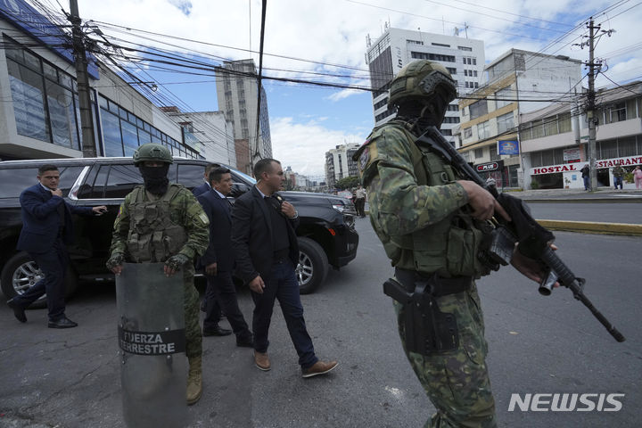 [에콰도르=AP/뉴시스] 에콰도르에서 잇따른 테러 행위가 계속되는 가운데 다니엘 노보아 에콰도르 대통령이 갱단과의 전쟁을 선포했다고 영국 가디언 등 외신이 10일(현지시간) 전했다. 사진은 라디오 방송국에서 인터뷰를 마치고 나오는 다니엘 노보아 대통령의 모습. 2024.01.11.