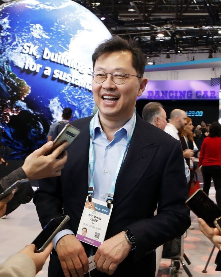 [라스베이거스=뉴시스] 최재원 SK그룹 수석부회장이 10일(현지시간) 미국 라스베이거스에서 열린 CES 2024 SK그룹관에서 취재진 질문에 답하고 있다. (사진=SK온) 2024.01.10 photo@newsis.com *재판매 및 DB 금지