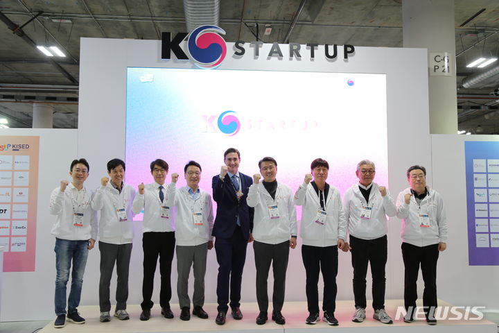 [서울=뉴시스] 오기웅 중소벤처기업부 차관(오른쪽에서 네 번째)이 지난 9일(현지 시간) 미국 라스베가스에서 열린 'CES 2024 K-스타트업 통합관 개관식'에 참석해 존 켈리 CTA 부사장(오기웅 차관 왼쪽)을 비롯한 참석자들과 기념 촬영을 하고 있다. (사진=중소벤처기업부 제공) 2024.01.11. photo@newsis.com