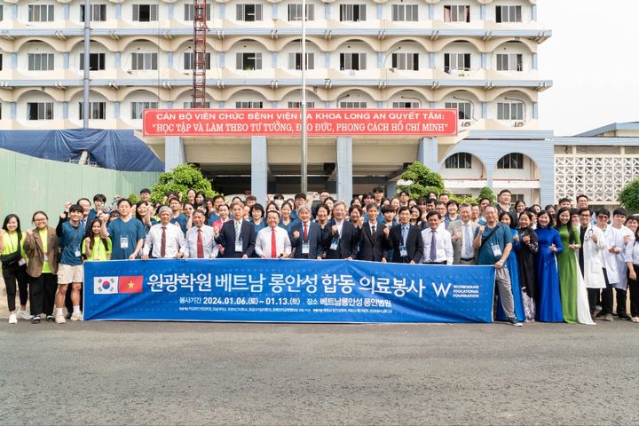 [익산=뉴시스] 전북 원광대학교병원이 원광학원 산하기관과 합동으로 의료봉사단을 구성해 베트남 롱안성 롱안병원에서 지난 7일부터 봉사활동을 펼치고 있다. (사진=원광대 제공) 2024.01.11. photo@newsis.com *재판매 및 DB 금지