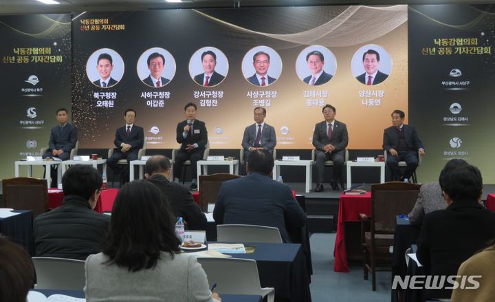 [부산=뉴시스] 이동민 기자 = 11일 오전 부산시의회 대회의실에서 진행된 낙동강협의회 신년 공동 기자간담회에서 김형찬 강서구청장(왼쪽 3번째)이 답변하고 있다. 2024.01.11. eastsky@newsis.com