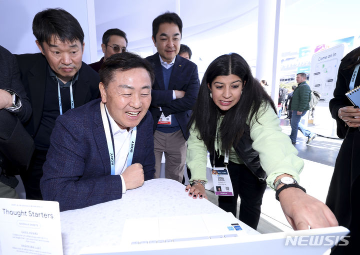 [전주=뉴시스] 10일(현지시간) 김관영 전북지사가 미국 라스베가스 세계가전전시회(CES) 구글(Google) 부스를 방문하여 지메일과 AI를 결합한 업무혁신 프로그램등에 대해 구글 관계자들과 통역없이 영어로 대화하고 있다. (사진= 전북도 미국방문단 제공) *재판매 및 DB 금지