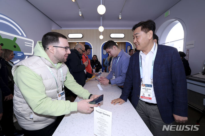 [전주=뉴시스] 10일(현지시간) 김관영 전북지사(오른쪽)가 미국 라스베가스 세계가전전시회(CES) 구글(Google) 부스를 방문하여 지메일과 AI를 결합한 업무혁신 프로그램등에 대해 구글 관계자들과 통역없이 영어로 대화하고 있다. (사진= 전북도 미국방문단 제공) *재판매 및 DB 금지