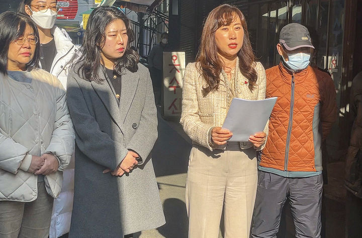 [대구=뉴시스] 정재익 기자 = 11일 오전 대구 북구 칠성개시장에서 더불어민주당 대구시당 동물보호특별위원회가 '칠성개시장 폐쇄 대책 마련 촉구' 기자회견을 진행하고 있다. 2024.01.11. jjikk@newsis.com *재판매 및 DB 금지