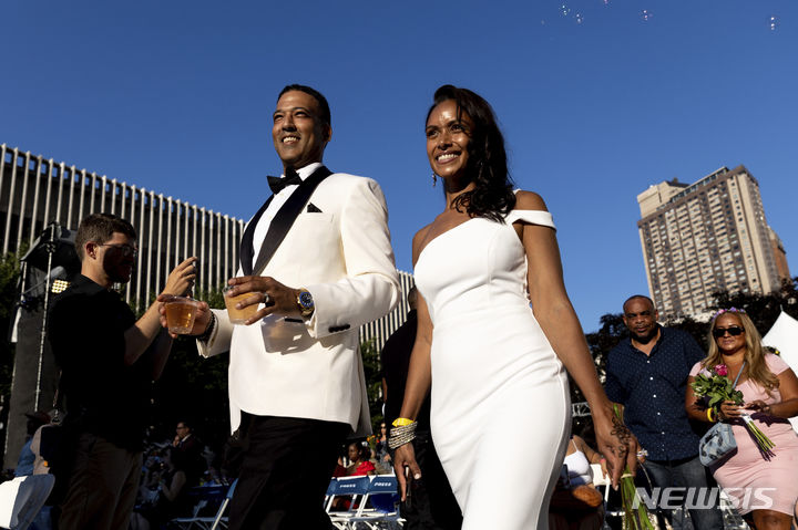 [뉴욕=AP/뉴시스] 미국에서 결혼한 여성이 남성에 비해 사랑이 2배 이상 빠르게 식는다는 연구 결과가 나왔다고 9일(현지 시간) 데일리메일 등 외신이 보도했다. 사진은 뉴욕 댐로시 공원에서 결혼하는 커플의 모습. (*본문과 관련 없는 사진) 2024.01.11. *재판매 및 DB 금지
