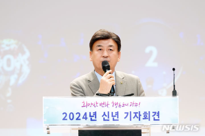 [경기광주=뉴시스] 방세환 경기 광주시장이 새해 신년 기자회견에서 올해 주요 시정책을 설명하고 있다.