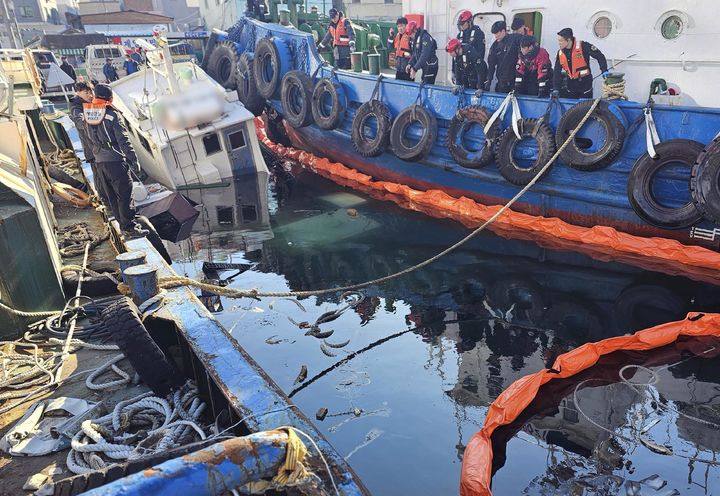 [부산=뉴시스] 11일 오전 부산 영도구 봉래동물양장에 계류 중이던 부산선적 용달선 A호(20t)가 침수 중인 것을 행인이 발견해 부산해경에 신고했다. (사진=부산해경 제공) *재판매 및 DB 금지