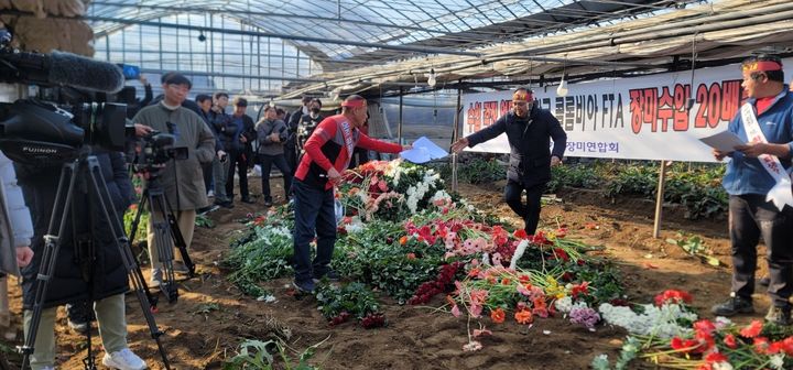 [창원=뉴시스] 경남 김해에서 부산경남화훼생산자연합회원들이 정부의 무분별한 외국산 수입에 항의 집회를 하고 있다.(사진=부경화훼생산자연합회 제공) 2024.01.11. photo@newsis.com *재판매 및 DB 금지