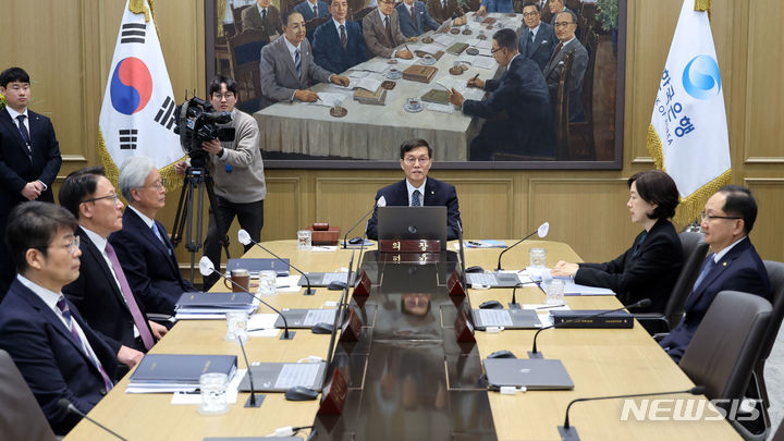 [서울=뉴시스] 사진공동취재단 = 이창용 한국은행 총재가 11일 서울 중구 한국은행에서 열린 금융통화위원회를 주재하고 있다. 2024.01.11. photo@newsis.com