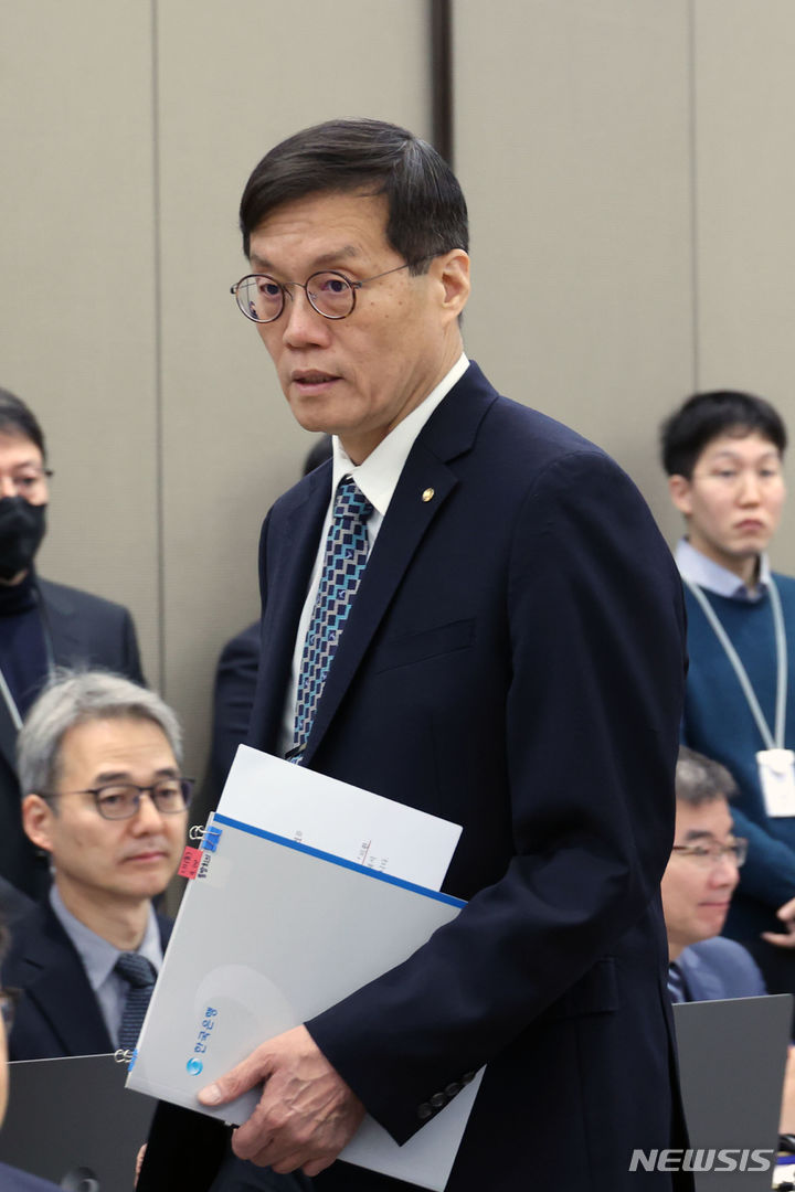 [서울=뉴시스] 사진공동취재단 = 이창용 한국은행 총재가 11일 오전 서울 중구 한국은행에서 열린 새해 첫 금융통화위원회 본회의에 참석하고 있다. 2024.01.11. photo@newsis.com
