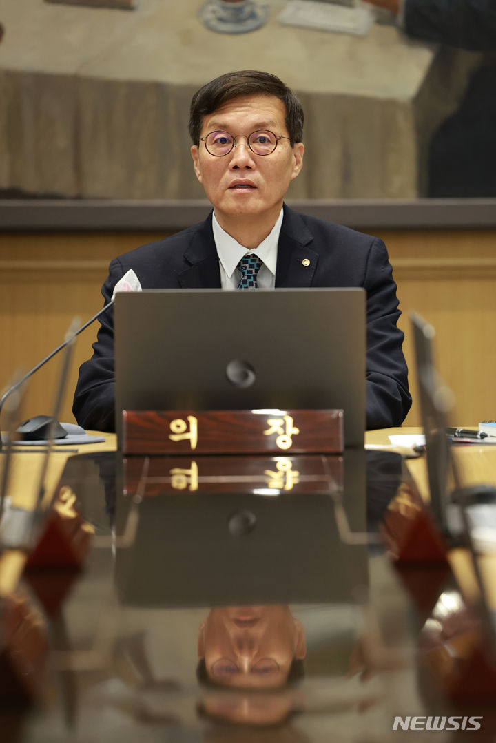 [서울=뉴시스] 사진공동취재단 = 이창용 한국은행 총재가 11일 서울 중구 한국은행에서 열린 금융통화위원회를 주재하고 있다. 2024.01.11. photo@newsis.com