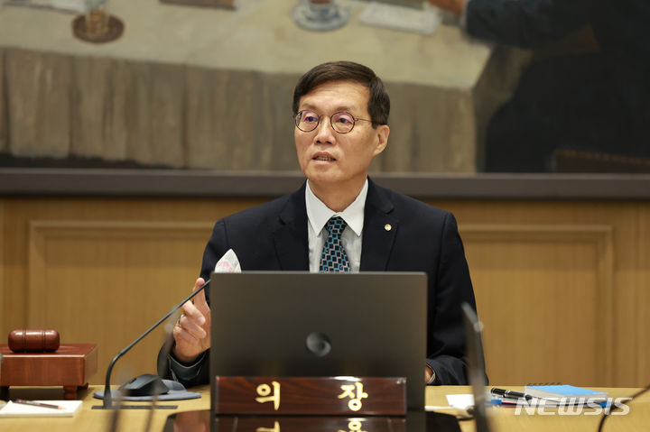 [서울=뉴시스] 사진공동취재단 = 이창용 한국은행 총재가 11일 서울 중구 한국은행에서 열린 금융통화위원회를 주재하고 있다. 2024.01.11. photo@newsis.com