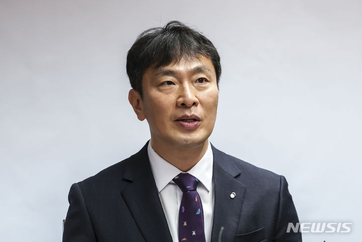 [서울=뉴시스] 정병혁 기자 = 이복현 금융감독원장이 11일 서울 영등포구 금융감독원에서 열린 민생 침해 보험사기 및 불법개설 요양기관 범죄 척결을 위한 금융감독원-경찰청-국민건강보험공단 업무협약식에서 인사말을 하고 있다. 2024.01.11. jhope@newsis.com