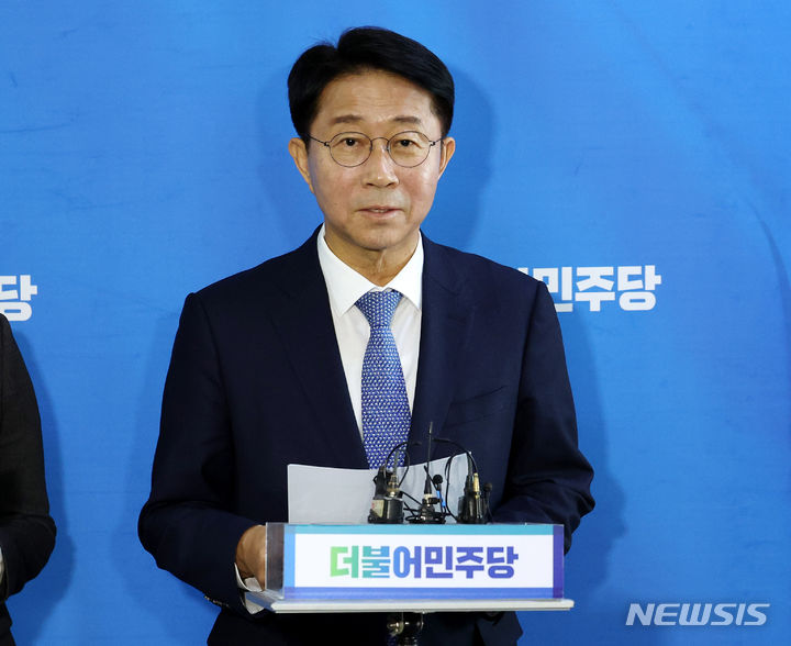 [서울=뉴시스] 추상철 기자 = 조정식 더불어민주당 총선기획단장이 11일 오전 서울 여의도 국회에서 공천 등과 관련 브리핑을 하고 있다. 2024.01.11. scchoo@newsis.com