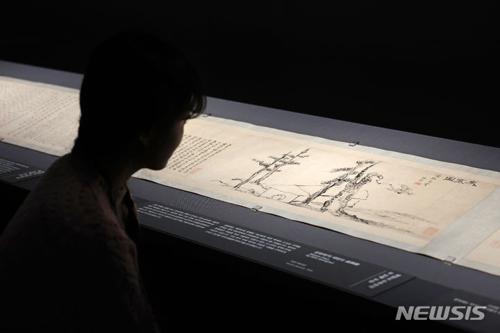 [서울=뉴시스] 박진희 기자 = 국립중앙박물관은 새롭게 단장한 기증관 재개관을 앞둔 11일 서울 용산구 국립중앙박물관 기증관에서 언론공개회를 갖고 손창근 기증 국보인 추사 김정희의 '세한도'를 공개하고 있다. 2024.01.11. pak7130@newsis.com