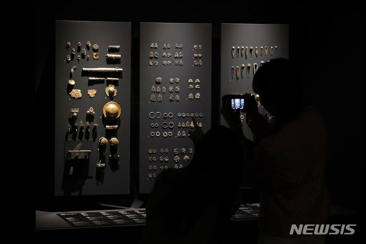 [서울=뉴시스] 박진희 기자 = 국립중앙박물관은 새롭게 단장한 기증관 재개관을 앞둔 11일 서울 용산구 국립중앙박물관 기증관에서 언론공개회를 갖고 주요 기증 문화유산을 공개하고 있다. 2024.01.11. pak7130@newsis.com