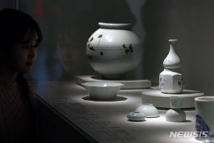 [서울=뉴시스] 박진희 기자 = 국립중앙박물관은 새롭게 단장한 기증관 재개관을 앞둔 11일 서울 용산구 국립중앙박물관 기증관에서 언론공개회를 갖고 주요 기증 문화유산을 공개하고 있다. 2024.01.11. pak7130@newsis.com