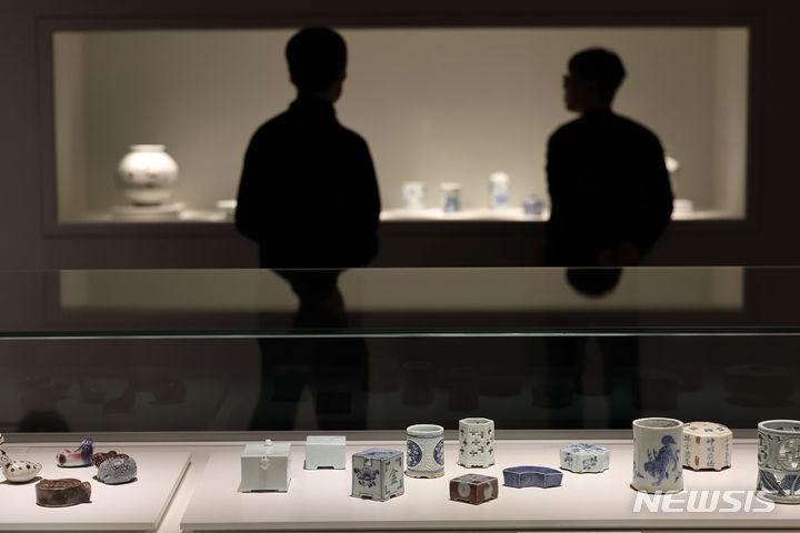 [서울=뉴시스] 박진희 기자 = 국립중앙박물관은 새롭게 단장한 기증관 재개관을 앞둔 11일 서울 용산구 국립중앙박물관 기증관에서 언론공개회를 갖고 주요 기증 문화유산을 공개하고 있다. 2024.01.11. pak7130@newsis.com