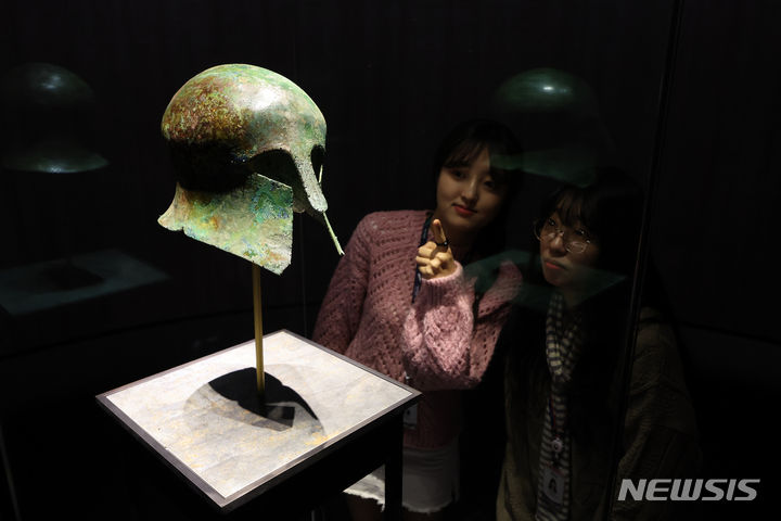 [서울=뉴시스] 박진희 기자 = 국립중앙박물관은 새롭게 단장한 기증관 재개관을 앞둔 11일 서울 용산구 국립중앙박물관 기증관에서 언론공개회를 갖고 손기정 기증 보물인 '청동 투구'를 공개하고 있다. 2024.01.11. pak7130@newsis.com