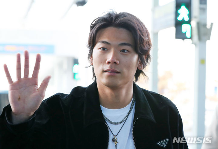 [인천공항=뉴시스] 김혜진 기자 = 피츠버그 파이어리츠 배지환이 시즌 준비를 위해 11일 인천국제공항을 통해 출국하고 있다. 2024.01.11. jini@newsis.com