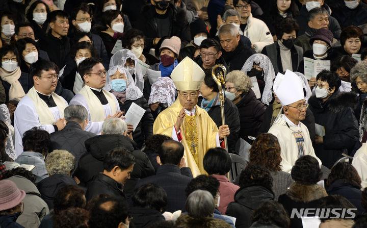 [전주=뉴시스] 김얼 기자 = 2024년 천주교 전주교구 사제·부제 서품식이 열린 11일 전북 전주시 전주실내체육관에서 김선태 사도요한 주교가 장내로 들어서고 있다. 2024.01.11. pmkeul@nwsis.com