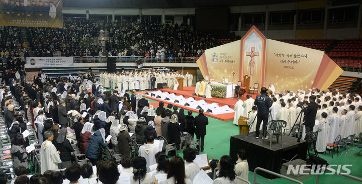 [전주=뉴시스] 김얼 기자 = 2024년 천주교 전주교구 사제·부제 서품식이 열린 11일 전북 전주시 전주실내체육관에서 서품을 받는 사제와 부제들이 부복 기도를 올리고 있다. 부복 기도는 세상에서 가장 낮은 이가 되어 하느님을 경배하겠다는 다짐을 상징한다. 2024.01.11. pmkeul@nwsis.com