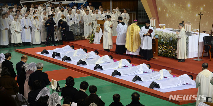 [전주=뉴시스] 김얼 기자 = 2024년 천주교 전주교구 사제·부제 서품식이 열린 11일 전북 전주시 전주실내체육관에서 서품을 받는 사제와 부제들이 부복 기도를 올리고 있다. 부복 기도는 세상에서 가장 낮은 이가 되어 하느님을 경배하겠다는 다짐을 상징한다. 2024.01.11. pmkeul@nwsis.com