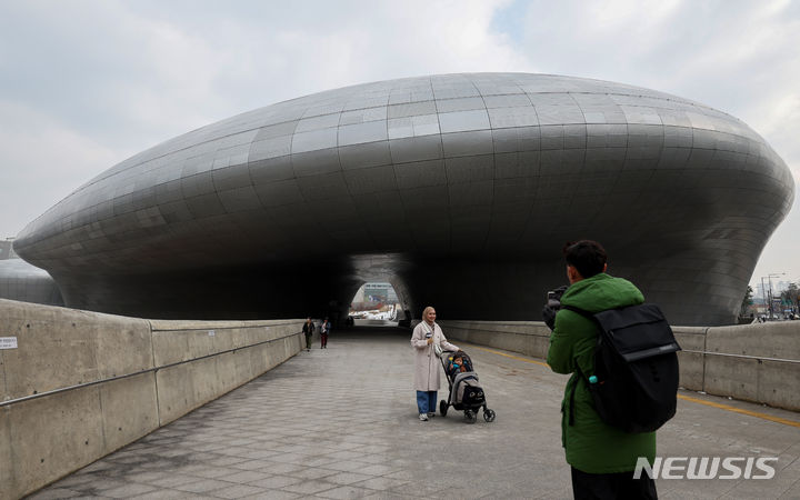 [서울=뉴시스] 김진아 기자 = 서울디자인재단은 올해 3월 개관 10년을 맞는 동대문디자인플라자(DDP)가 지난해 방문객, 가동률, 영업 수익 모두 DDP 개관 이래 최고를 기록했다고 11일 밝혔다. 지난해 DDP의 방문객수가 1375만명을 기록, 총 수입은 166억원, 가동률은 74%, 재정자립도는 105%를 달성했다. 사진은 11일 서울 동대문디자인플라자(DDP). 2024.01.11. bluesoda@newsis.com