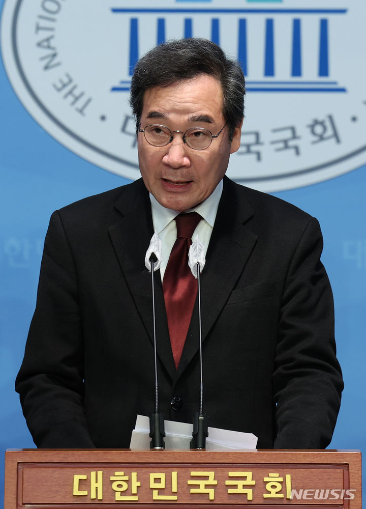 [서울=뉴시스] 추상철 기자 = 이낙연 전 더불어민주당 대표가 11일 오후 서울 여의도 국회에서 더불어민주당 탈당 기자회견을 하고 있다. 2024.01.11. scchoo@newsis.com