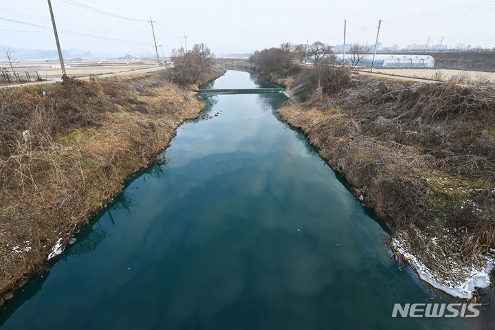 [평택=뉴시스] 김종택 기자 = 11일 경기도 평택시 청북읍 관리천 일대가 유해화학물질 보관소에서 화재가 발생한 뒤 오염수가 하천으로 유입돼 물감을 들이부은 듯 짙은 파란색으로 변해 있다. 긴급방제 작업이 진행중인 곳은 화성시 양감면과 평택시 청북읍을 잇는 관리천으로 약 7.4km 구간이 오염됐다. 이곳 하천수는 화성시 양감면 소하천을 통해 관리천으로 연결된 뒤 진위천을 거쳐 아산호로 유입된다. 2024.01.11. jtk@newsis.com