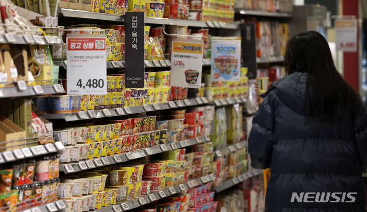[서울=뉴시스] 김선웅 기자 = 지난해 1월 11일 서울 소재 유통매장에서 컵라면이 판매되고 있다. 해당 사진은기사와 직접 관련이 없습니다. 2024.01.11. mangusta@newsis.com