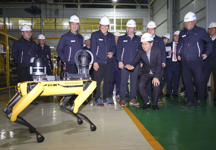 [광주=뉴시스] 강기정 광주시장이 11일 오전 광주 서구 기아 오토랜드 광주를 방문해 공장 시설을 둘러보고 있다. (사진=광주시청 제공). photo@newsis.com *재판매 및 DB 금지