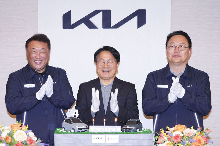 [광주=뉴시스] 강기정 광주시장이 11일 오전 광주 서구 기아 오토랜드 광주를 방문해 최준영 기아 대표이사(사진 왼쪽) 등과 54만여대 생산 달성 축하를 하고 있다. (사진=광주시청 제공). photo@newsis.com *재판매 및 DB 금지