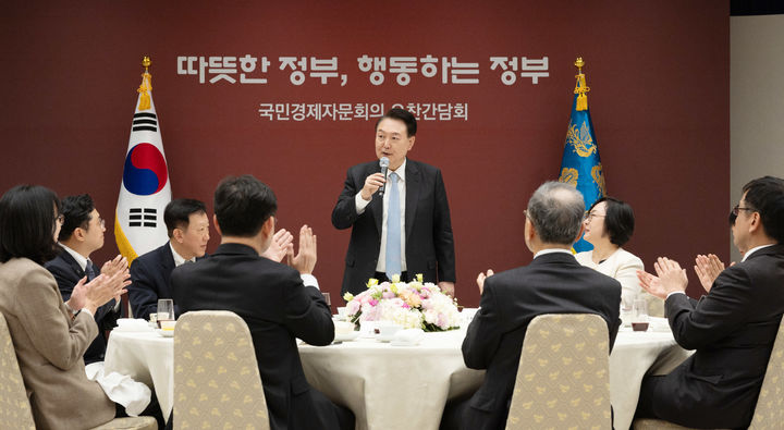 [서울=뉴시스] 윤석열 대통령이 11일 서울 용산 대통령실 청사에서 열린 국민경제자문회의 오찬 간담회에서 발언하고 있다. (사진=대통령실 제공) 2024.01.11. photo@newsis.com *재판매 및 DB 금지