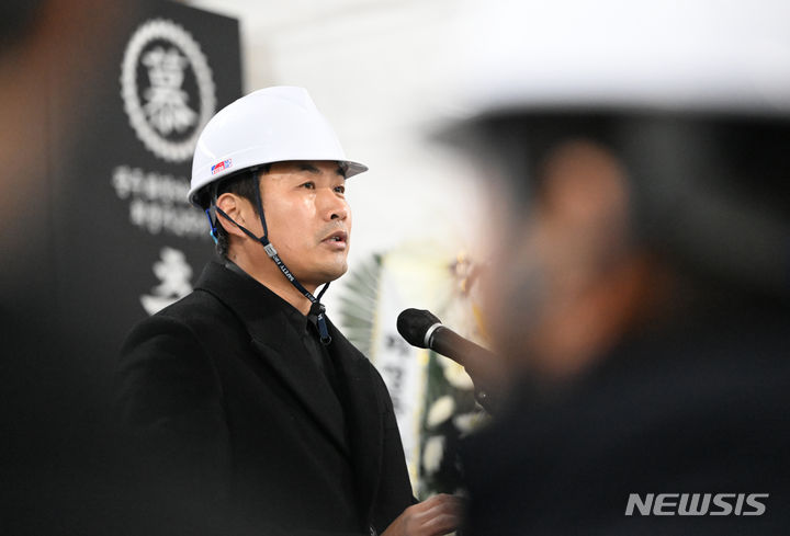 [광주=뉴시스] 김혜인 기자 = 화정아이파크 붕괴 참사 2주기인 11일 오후 광주 서구 화정동 참사현장에서 열린 추모식에서 유족대표가 추모사를 하고있다. 2024.01.11.hyein0342@newsis.com