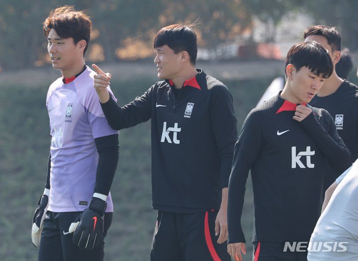 [도하(카타르)=뉴시스] 김근수 기자 = 김민재, 송범근 등 대한민국 축구 국가대표팀이 11일(현지시간)  카타르 도하 알 에글라 트레이닝센터에서 회복 훈련을 하고 있다. 위르겐 클린스만 감독이 이끄는 대표팀은 오는 15일 E조 조별리그 첫 경기인 바레인전을 시작으로 20일 요르단, 25일 말레이시아와 경기를 치른다. 2024.01.11. ks@newsis.com