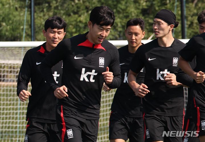 [도하(카타르)=뉴시스] 김근수 기자 = 손흥민, 김민재, 조규성, 정승현 등 대한민국 축구대표팀이 11일(현지시간) 카타르 도하 알 에글라 트레이닝센터에서 회복 훈련을 하고 있다. 위르겐 클린스만 감독이 이끄는 대표팀은 오는 15일 E조 조별리그 첫 경기인 바레인전을 시작으로 20일 요르단, 25일 말레이시아와 경기를 치른다. 2024.01.11. ks@newsis.com