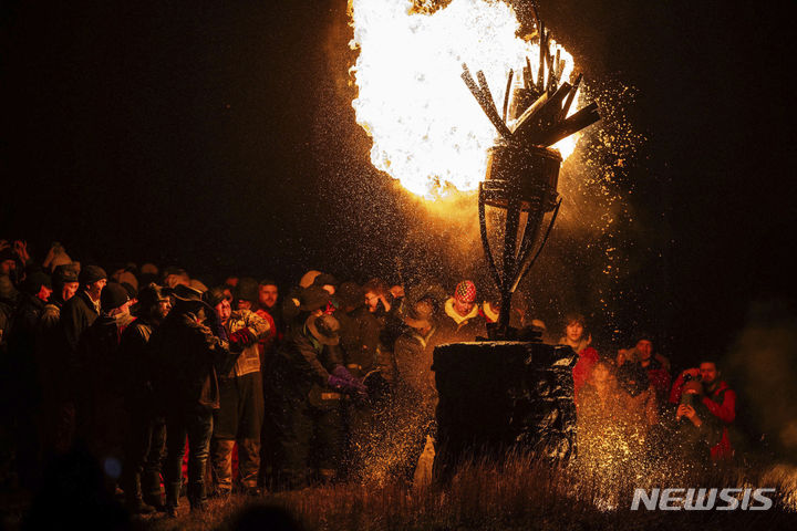 [버그헤드=AP/뉴시스] 11일(현지시각) 스코틀랜드 머리주 버그헤드에서 전통 '클라비 태우기'(Burning of the Clavie) 축제가 열리고 있다. 이 축제는 율리우스력에 따라 매년 1월 11일에 열리는 신년 맞이 축제로 17세기 이래로 전래되고 있다. 사람들은 '클라비'라는 통 속에 붉게 달아오른 타르와 나무를 채우고 활활 태우면서 새해를 맞는다. 2024.01.12.