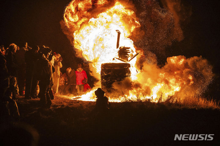 [버그헤드=AP/뉴시스] 11일(현지시각) 스코틀랜드 머리주 버그헤드에서 전통 '클라비 태우기'(Burning of the Clavie) 축제가 열리고 있다. 이 축제는 율리우스력에 따라 매년 1월 11일에 열리는 신년 맞이 축제로 17세기 이래로 전래되고 있다. 사람들은 '클라비'라는 통 속에 붉게 달아오른 타르와 나무를 채우고 활활 태우면서 새해를 맞는다. 2024.01.12.
