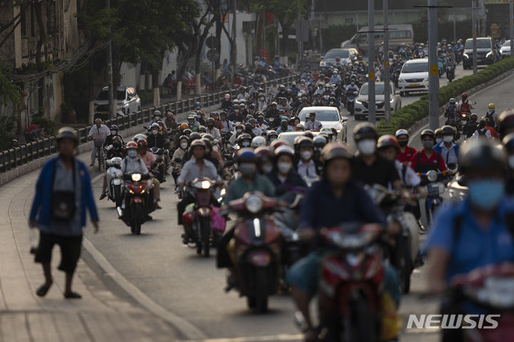 [호찌민=AP/뉴시스] 베트남 호찌민에서 오토바이를 타고 출근하는 시민들이 도로를 메우고 있다. (사진=뉴시스DB) 2025.07.03.