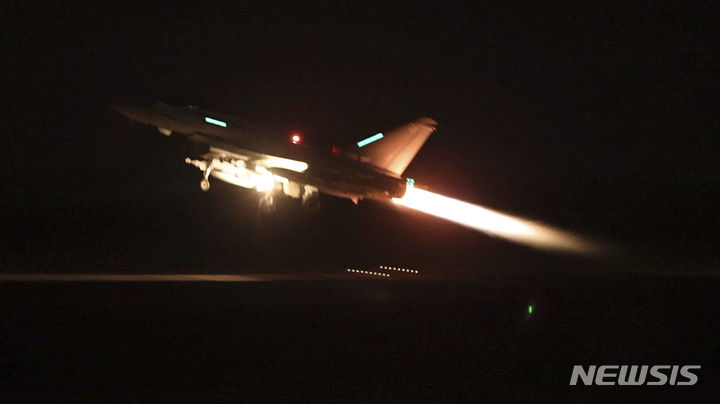 [AP/뉴시스]러시아 드론이 폴란드를 포함한 북대서양조약기구(NATO·나토) 회원국 영공을 잇따라 침범하는 가운데, 나토의 동부 전선 강화 작전의 일환으로 영국 공군 타이푼 전투기가 폴란드 상공에서 순찰 임무를 수행한 것으로 확인됐다. 사진은 영국 공군 타이푼 전투기가 지난해 1월11일 예멘 표물을 타격하기 위해 키프로스의 아크로티리 공군기지에서 출격하는 모습. 2025.09.21
