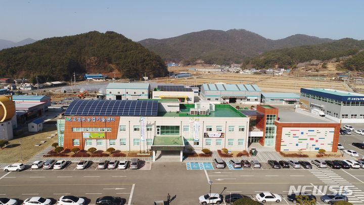 [고성(경남)=뉴시스] 신정철 기자= 경남 고성군은 관내 5557농가에 유기질비료 약 1261천포 공급을 개시했다고 12일 밝혔다.사진은 고성군 농업기술센터 전경.(사진=뉴시스DB).2024.01.12. sin@newsis.com
