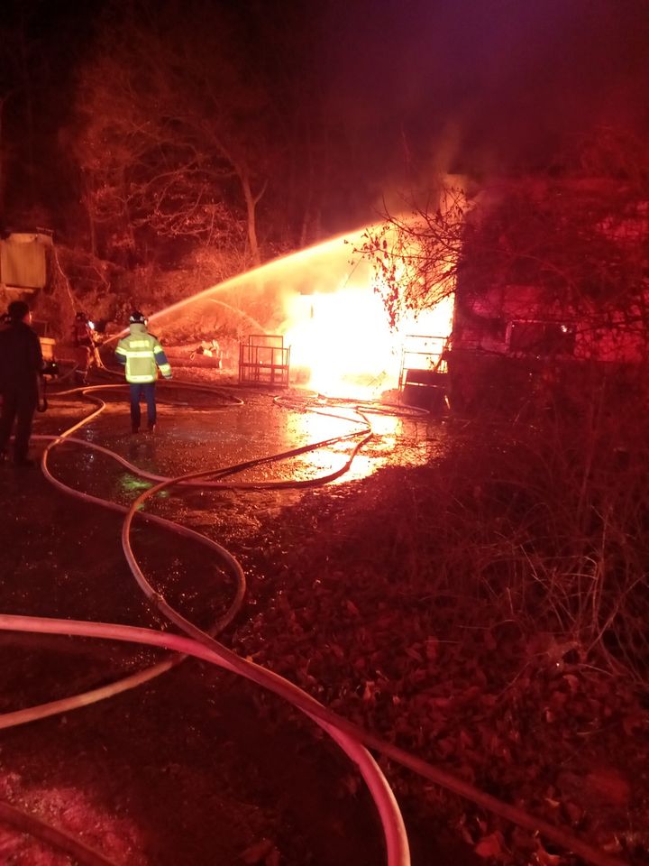 [칠곡=뉴시스] 11일 오후 9시46분께 경북 칠곡군 지천면의 한 장작 보관 창고에서 화재가 발생했다. (사진=경북소방본부 제공) 2024.01.12. photo@newsis.com *재판매 및 DB 금지