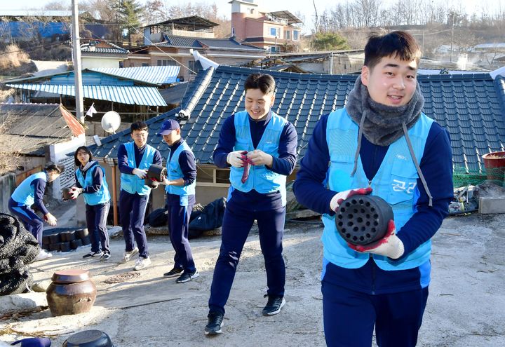 [진주=뉴시스] 정경규 기자 = 공군교육사령부는 지난 11일 교육사 인근 지역에 거주하는 불우이웃을 대상으로 사랑의 연탄 나눔 봉사활동을 실시했다.(사진=공군교육사령부 제공).2024.01.12.photo@newsis.com *재판매 및 DB 금지