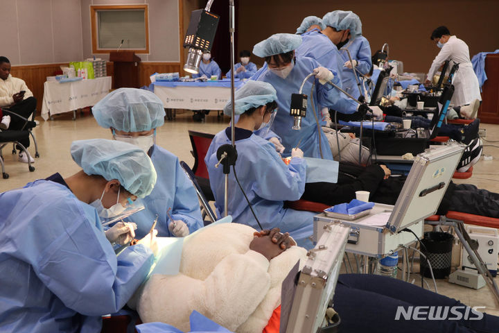 [서울=뉴시스]경희대학교의료원이 글로벌공공협력팀을 중심으로 안산시글로벌청소년센터, 안산 산정현교회와 협력해 새해 첫 치과봉사에 나섰다. (사진= 경희대의료원 제공) 2024.01.12. photo@newsis.com. 